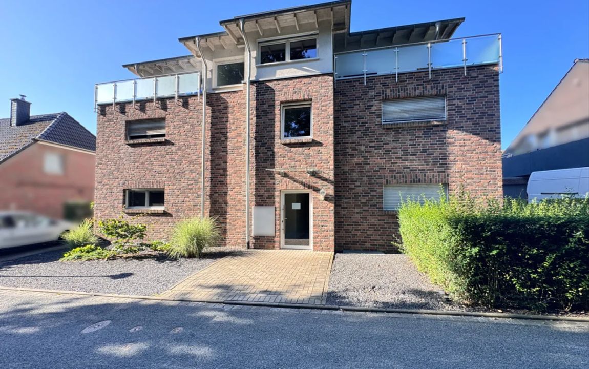 Neuwertige ETW mit Terrasse, Garten, Einbauküche und Tiefgarage in Kleve am Waldrand